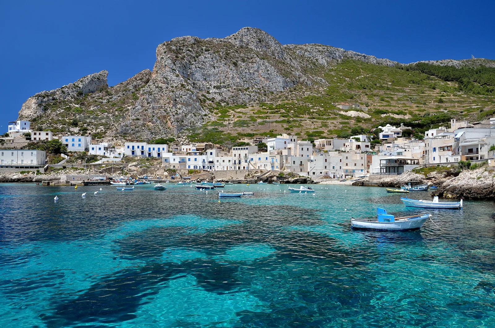 Il porticciolo di Levanzo con le case bianche e il mare turchese