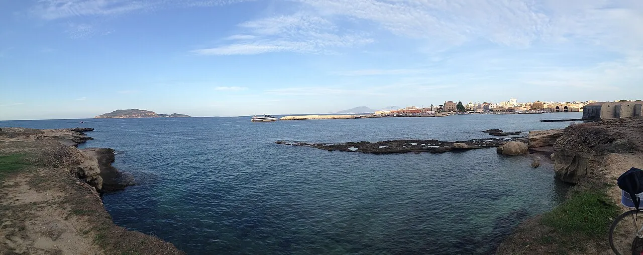 Veduta della costa di Favignana con il porto e il paese sullo sfondo