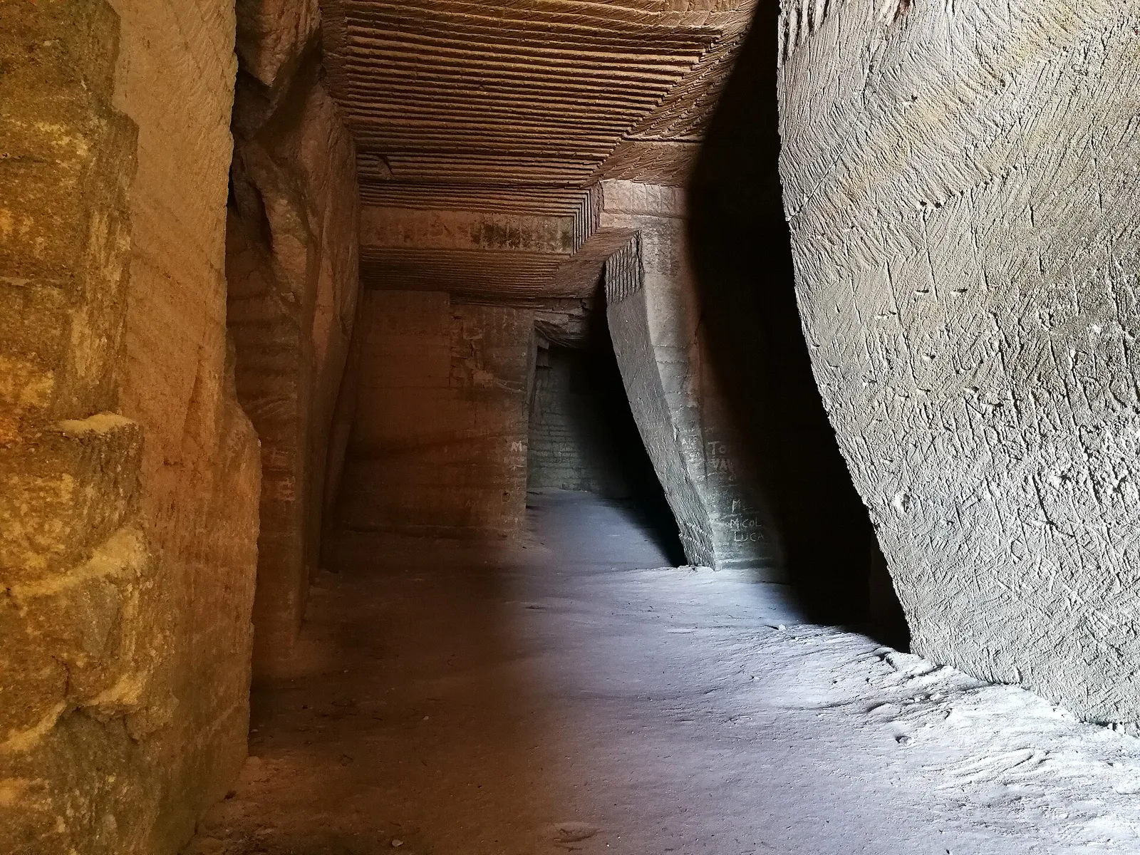 Galleria scavata a mano in una cava di tufo a Favignana