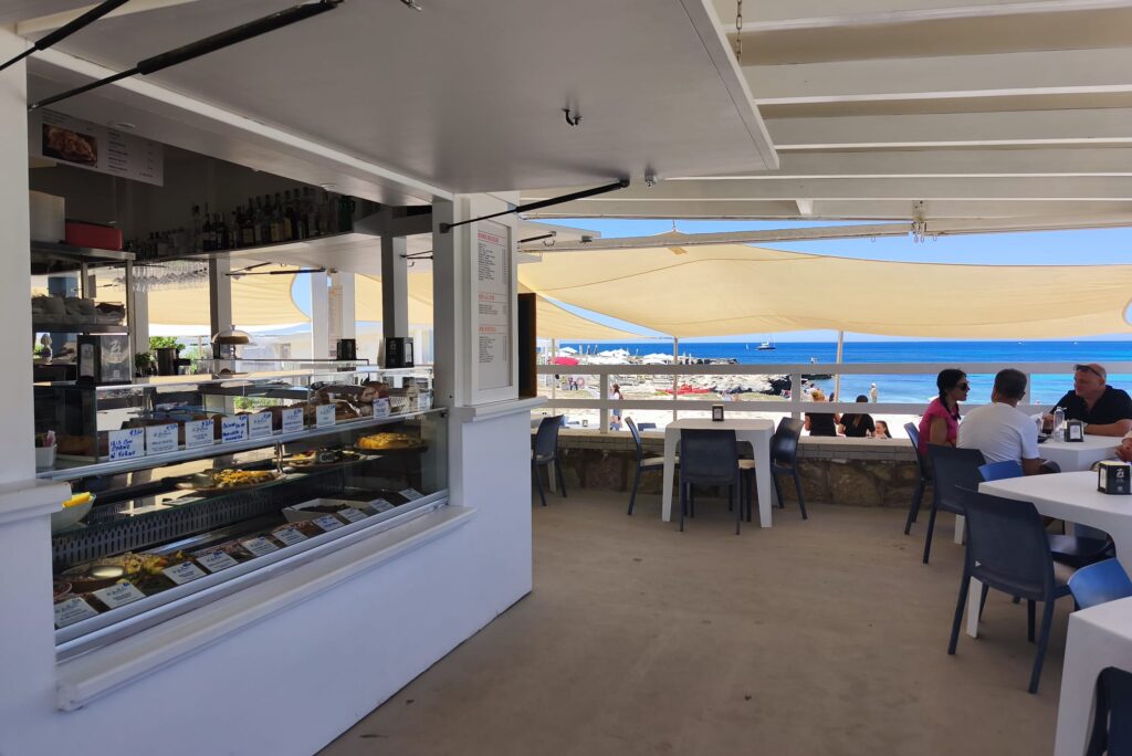 Al Burrone Food & Drink: il ristobar fronte mare di Lido Burrone a Favignana